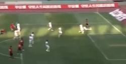 Enlace a GIF: Ojo a este surrealista gol en la liga japonesa ¡METEN GOL MIENTRAS EL PORTERO BEBE AGUA!