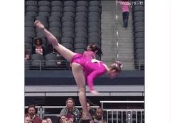 Enlace a GIF: Impresionante, gimnasta no cae gracias a la fuerza
