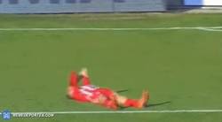 Enlace a GIF: Fotógrafo salta al campo para mostrar la angustia de que le anulasen el gol del Girona