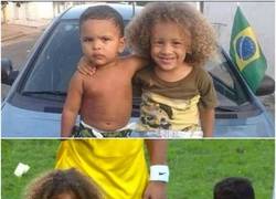 Enlace a Mini David Luiz y mini Thiago Silva salen al campo junto con Brasil