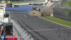 Enlace a GIF: El super espantoso accidente al final de una carrera de GT4 Europeo