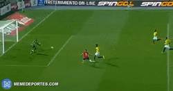 Enlace a GIF: Segundo gol de Chile. Gol de Vargas frente a Ecuador