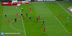 Enlace a GIF: Así ha sido el gol de Bale tras error de Nainggolan que le regala el balón