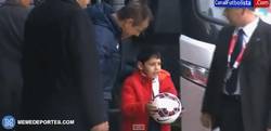 Enlace a GIF: Gran gesto de Ney regalando balón firmado al niño que golpeó