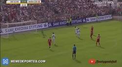 Enlace a GIF: Golazo de Klose en el partido benéfico de Khedira