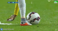 Enlace a GIF: Amarilla a Neymar por tocar el spray del árbitro