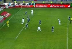 Enlace a GIF: Paradón de Romero que salva a Argentina en el último minuto