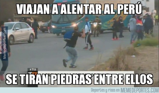 592284 - Peruanos tirándose piedras entre ellos en Chile...