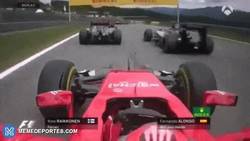 Enlace a GIF: Tremendo accidente entre Alonso y Raikkonen que termina por encima del Ferrari