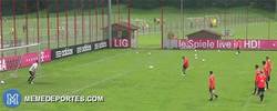 Enlace a GIF: Increíble volea de rabona que hace Robben en el entrenamiento