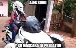 Enlace a Alex Song y su máscara de predator