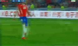 Enlace a GIF: Oportunidad de Alexis Sánchez que casi marca un gol calcado a Götze en el Mundial