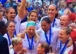 Enlace a GIF: La selección de Estados Unidos levantando la Copa del Mundo femenina tras 16 años