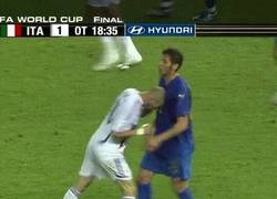 Enlace a GIF: Un día como hoy, hace 9 años, Zinedine Zidane hacía esto