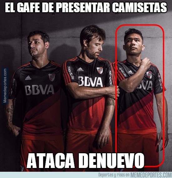 624908 - El gafe de presentar camisetas