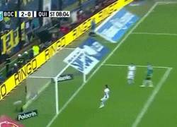 Enlace a GIF: Fantástico gol de rabona en el fútbol argentino