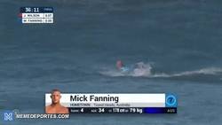 Enlace a GIF: Lo normal, estás con tu tabla de surf y un tiburón salvaje aparece para atacarte