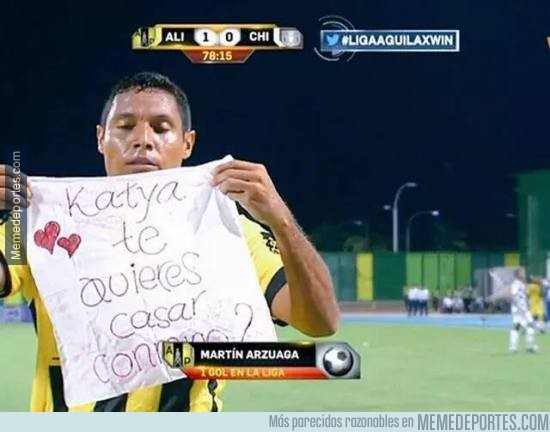 628259 - El jugador Martín Arzuaga le pide matromonio a su novia después de marcar un gol