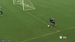 Enlace a GIF: Xherdan Shaqiri se quedó sin ángulo y metió un gol inolvidable en el entrenamiento del Inter