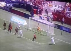 Enlace a GIF: El gol de Rooney frente al Barça
