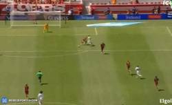 Enlace a GIF: Y Januzaj hace el tercero para el United al sacar de medio campo
