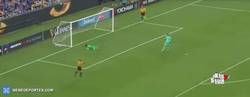 Enlace a GIF: Así fue el penalti de Courtois que dio la victoria al Chelsea frente al PSG. ¡Golazo!