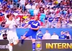 Enlace a GIF: El codazo de Ibrahimovic a Terry durante el partido que se enfrentaron