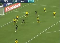 Enlace a GIF: El GOLAZO de Guardado en la final de la Copa Oro vs Jamaica