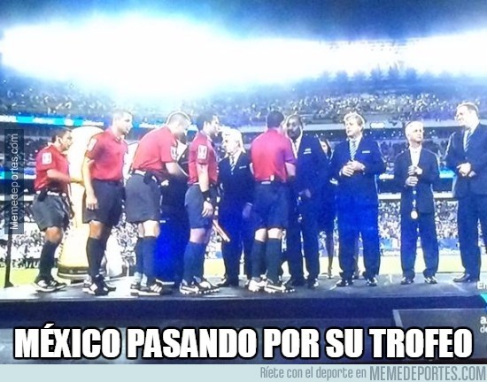 644185 - México recogiendo el trofeo