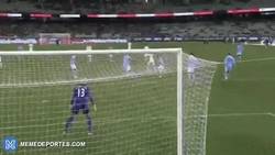 Enlace a GIF: Así fue el golazo de Miralem Pjanic contra el Manchester City