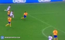 Enlace a GIF: El gran gol de Hazard al Barça yéndose de varios