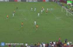Enlace a GIF: Gol de Suárez para el empate del Barça. Gol fantasma