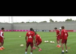 Enlace a GIF: Arturo Vidal pagando novatada en el entrenamiento del Bayern Munich