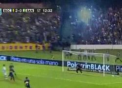Enlace a GIF: El primer gol de Tévez tras su vuelta a Boca