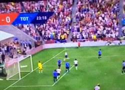 Enlace a GIF: Combinación Kaka-Villa para el segundo gol de la MLS All Star vs Tottenham