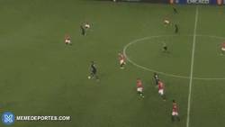 Enlace a GIF: Fantástico gol de jugada de Zlatan contra el Manchester United