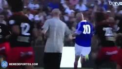 Enlace a GIF: Zinedine Zidane demuestra su calidad hasta en el rugby