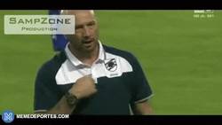 Enlace a GIF: El entrenador pide perdón a la afición de la Sampdoria por hacer el ridículo en la UEFA