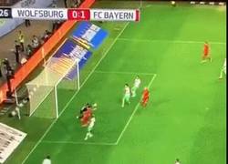 Enlace a GIF: Gol de Robben para adelantar al Bayern en la Supercopa Alemana