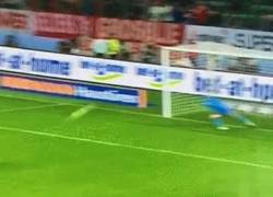 Enlace a GIF: Con este penalti, Bendtner le da la Supercopa al Wolsfburgo