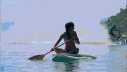 Enlace a GIF: Increíble hazaña de este piloto. Surfeó por las playas de Tahití... EN SU MOTO