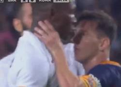Enlace a GIF: Perdonan la roja a Messi por agarrar a un jugador de la Roma del cuello