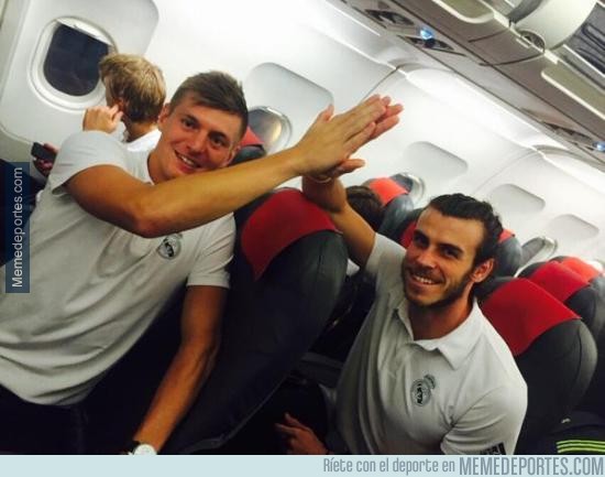 650688 - Finalmente, Toni Kroos le chocó la mano a Bale en el avión