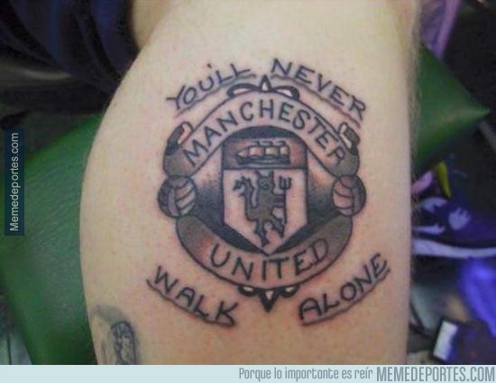 651643 - Fan de Manchester United se tatúa frase del Liverpool (????)