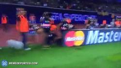Enlace a GIF: Así celebró Pedro su gol en la Supercopa de Europa