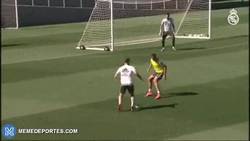 Enlace a GIF: El golazo de Isco en el entrenamiento del Real Madrid