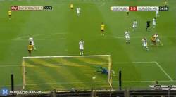 Enlace a GIF: Gol de Marco Reus para el Dortmund que se adelanta en el marcador