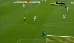 Enlace a GIF: El gol de Mkhitaryan, al contragolpe. Brutal el BVB