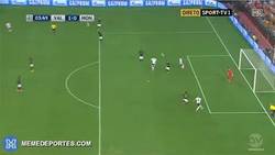 Enlace a GIF: El Valencia pone el 1-0 en el marcador tras una gran jugada finalizada por Rodrigo.
