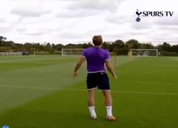 Enlace a GIF: Mientras tanto, Harry Kane en los entrenamientos del Tottenham